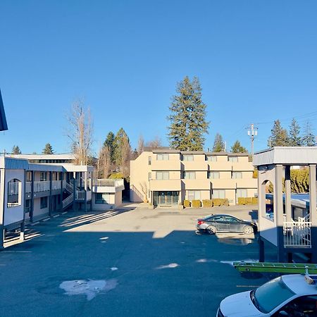 Hotel Ramada By Wyndham Quesnel Exterior foto