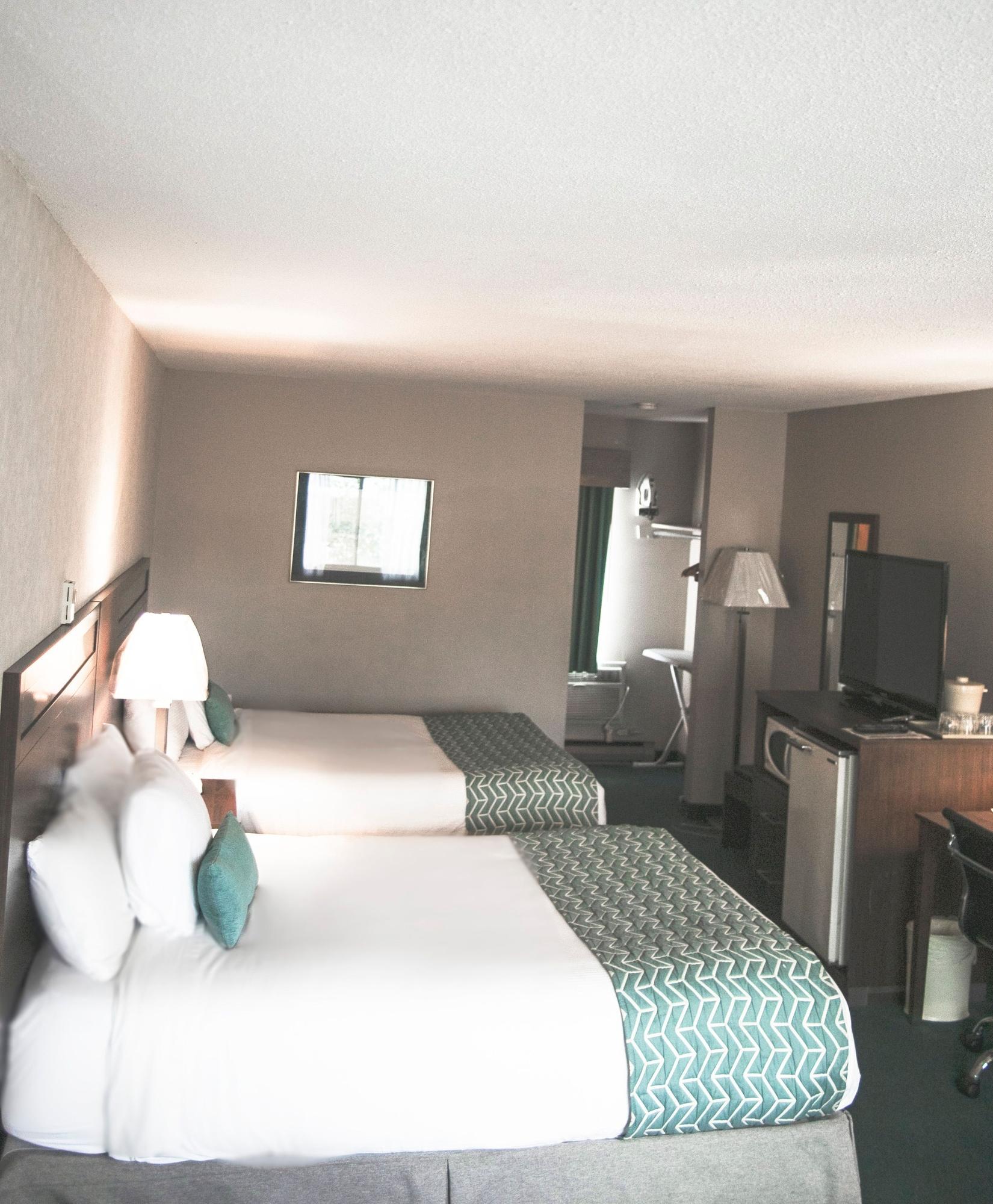 Hotel Ramada By Wyndham Quesnel Exterior foto